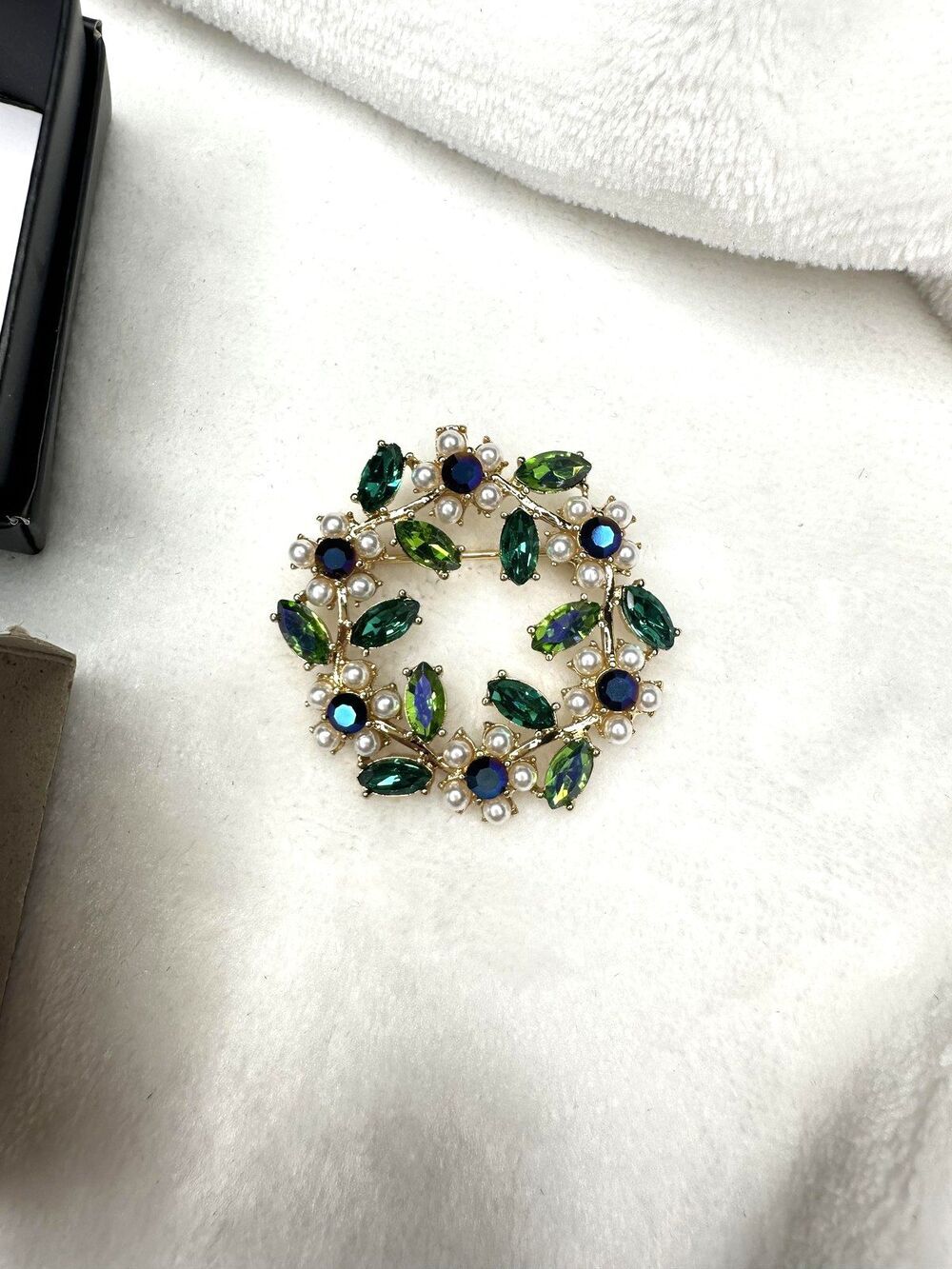 NEW Studio 1886 Avon Wreath Brooch Pin Green Blue Gold Tone Christmas Faux Pearl